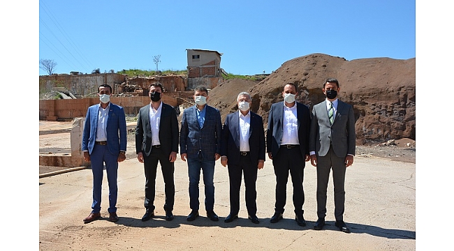 Nasır, Kurşun Fabrikasında İncelemelerde Bulundu