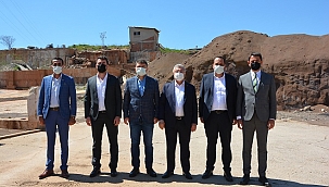 Nasır, Kurşun Fabrikasında İncelemelerde Bulundu