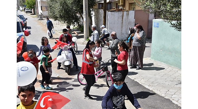 Salihli Belediyesinden Çocuklara Bayrak ve Balon Jesti