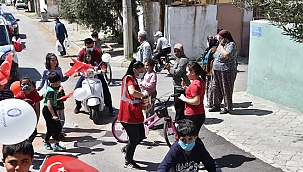 Salihli Belediyesinden Çocuklara Bayrak ve Balon Jesti