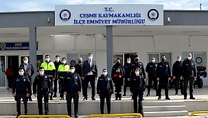 Son dakika gündem: Polis Haftası'nda, Çeşme esnafına ve vatandaşlara çiçek