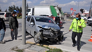 Tır otomobille çarpıştı, şans eseri ölen ya da yaralanan olmadı
