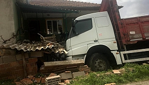 Yoldan çıkan kamyon eve çarptı