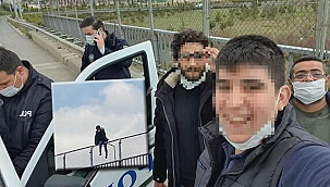 Yoldan geçen vatandaş ikna etti, selfie çektiler