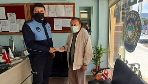 Zabıta, banka önünde düşürülen parayı sahibine teslim etti