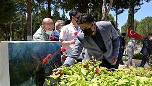 Aliağa'da şehitliğe ve şehit ailelerine bayram ziyareti