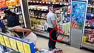 Alışveriş yapan kadının gizlice fotoğraflarını çeken kişi kamerada