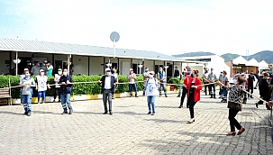 Başkan Çalkaya, işçilerle halay çekip 1 Mayıs'ı kutladı