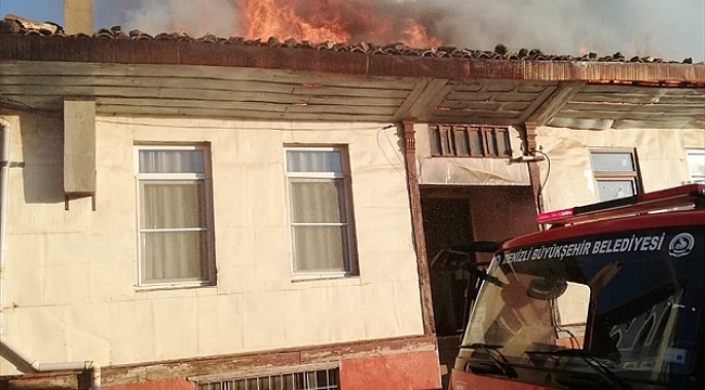 Biri koruma altındaki 3 ahşap ev yandı