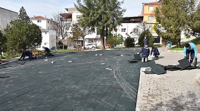 Bornova’da tam kapanmada parklar yenilendi