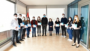 Çiğli'de Eczacılık Eğitimini Tamamlayan 75 Kursiyer Sertifikasını Aldı