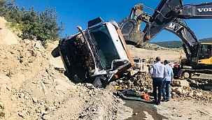 Devrilen kamyonun altında kalan sürücü hayatını kaybetti