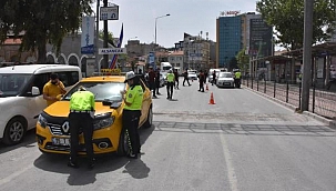 Ehliyetsiz taksi sürücüsü denetime takıldı