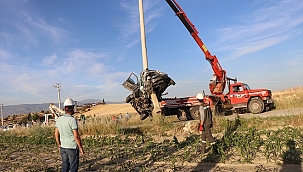 Elektrik direğine çarpan cipteki 2 kişi hayatını kaybetti
