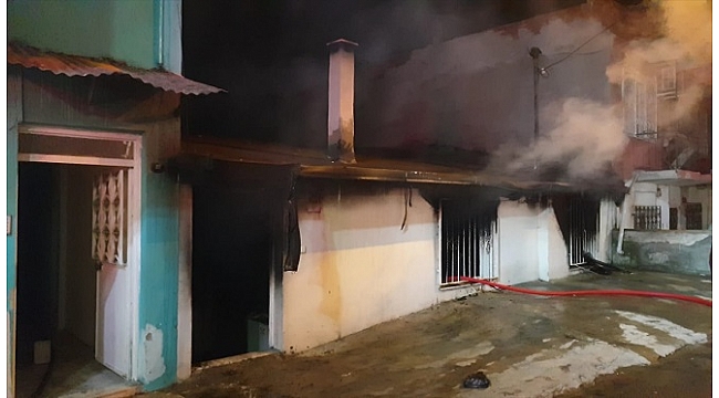Evde çıkan yangında 2 kişi dumandan etkilendi