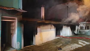 Evde çıkan yangında 2 kişi dumandan etkilendi