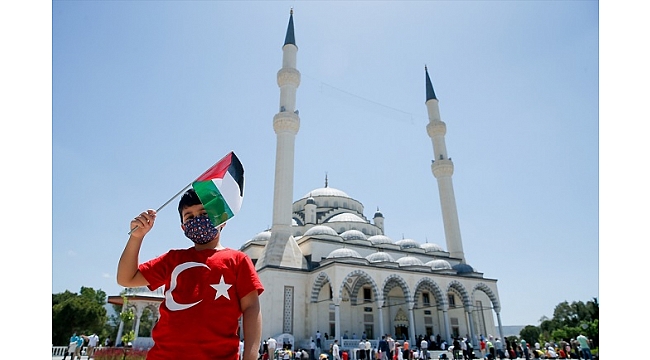 Filistinli şehitler için gıyabi cenaze namazı kılındı