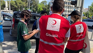 Genç Kızılay Gönüllüleri Çocuklara Kutu Süt Dağıttı