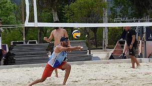 İzmir’de plaj voleybolu zamanı