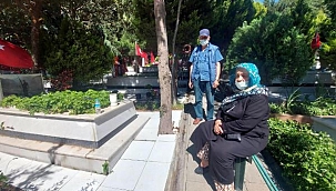 İzmir'de şehit yakınlarından bayramın ilk günü kabristan ziyareti