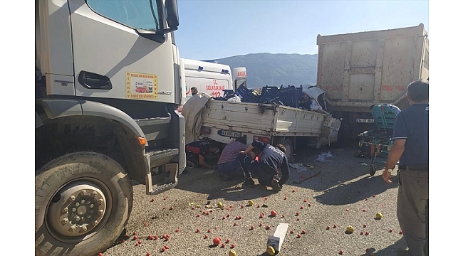 Kamyonet hafriyat kamyonuna çarptı: 1 ölü, 1 yaralı