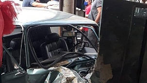 Kontrolden çıkan otomobil çiçekçiye girdi