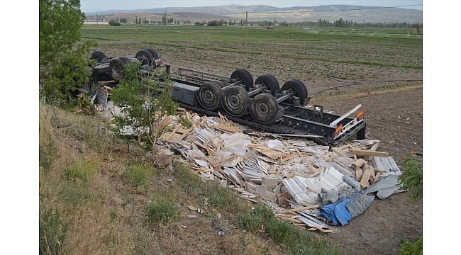 Mermer yüklü tır devrildi: 1 ölü, 1 yaralı