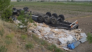 Mermer yüklü tır devrildi: 1 ölü, 1 yaralı