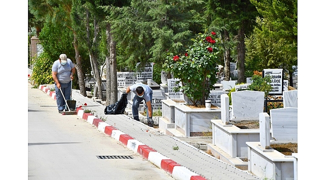 Mezarlıklar bayram sonrasına hazırlanıyor