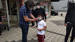 Peşine takılan çocuğu polis ekiplerine teslim etti