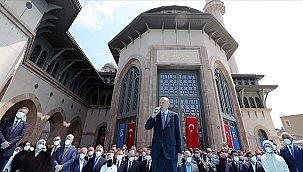 Taksim'e yapılan cami kılınan cuma namazıyla ibadete açıldı