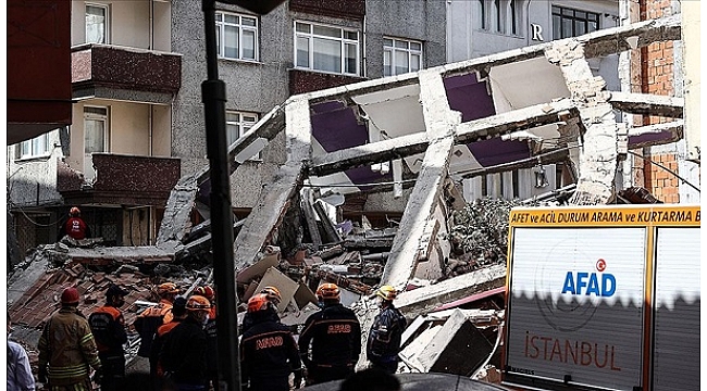 Zeytinburnu'nda 5 katlı boş bina çöktü