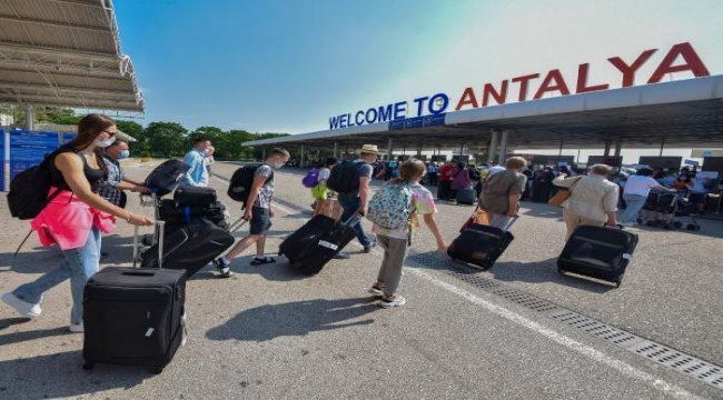 Antalya'ya 2 günde 20 bin Rus turist geldi