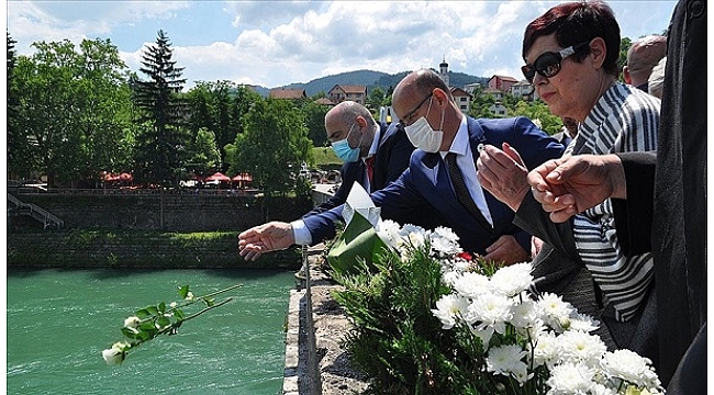 Diri diri yakılan üç bin kurban güllerle anıldı