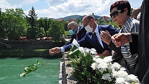 Diri diri yakılan üç bin kurban güllerle anıldı
