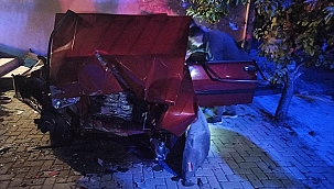 Duvara çarpan otomobilin sürücüsü hayatını kaybetti