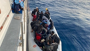 İzmir açıklarında, Türk kara sularına itilen 31 düzensiz göçmen kurtarıldı