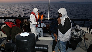 İzmir açıklarında Türk kara sularına itilen 32 sığınmacı kurtarıldı