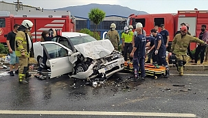 İzmir’de otomobil iş makinesine çarptı: 1 ölü, 1 yaralı