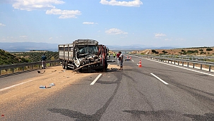 Manisa'da kamyonet, kamyona arkadan çarptı: 1 ölü, 1 yaralı