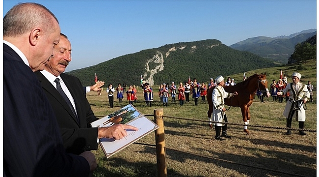 Şuşa'da at yarışını beraber izlediler