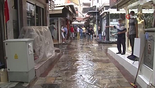 Yaz yağmuru Tarihi Kemeraltı Çarşısı'nı göle çevirdi