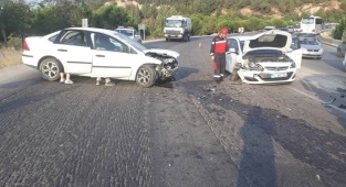 3 aracın karıştığı trafik kazasında 5 kişi yaralandı