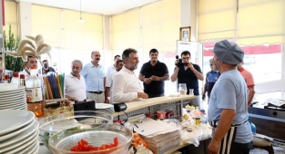 Başkan Sandal, Onur Mahallesi'nde Esnafı Ziyaret Etti