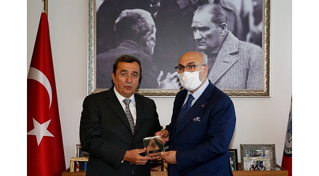 Batur, Vali Köşger’e Konak’ı anlattı