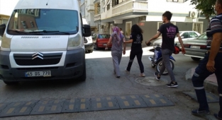 Bıçakla hem kendine,hemde eşine zarar verdi