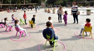Bornovalı çocuklara kukla tiyatrosu
