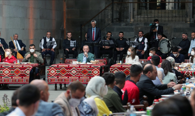 Cumhurbaşkanı Erdoğan Erzurum'da gençlerle buluştu
