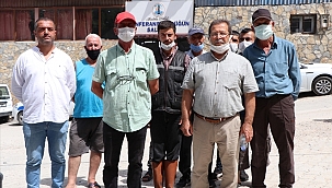 Dikili'de bir grup, belediyenin düzenlediği arsa satış ihalesine tepki gösterdi