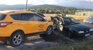 Domaniç'te taksi ile otomobil çarpıştı: 2 yaralı